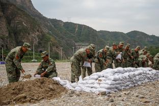 频中救命球！小波特半场7投4中得13分3板2断 三分3中2